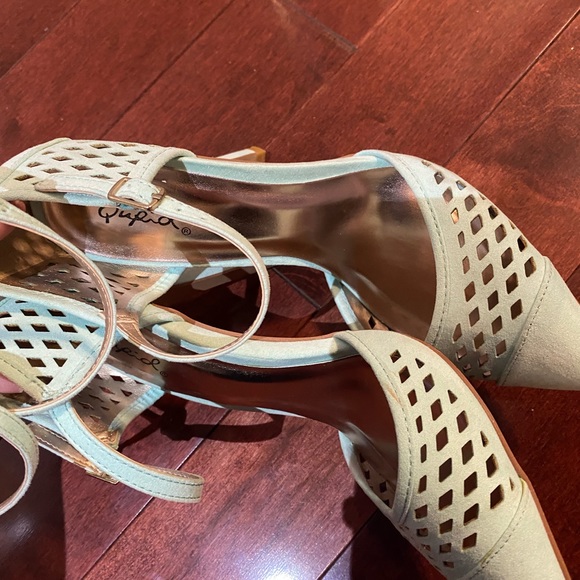 Mint green pointed toe heels size 8 - Picture 10 of 13